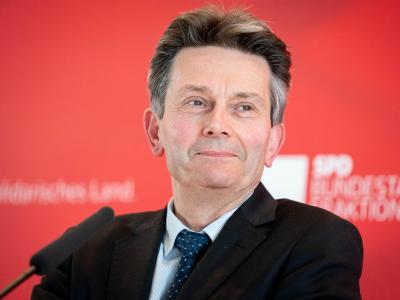 Rolf Mützenich spricht zu Beginn der SPD-Fraktionssitzung in Berlin. Rolf Mützenich