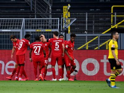 Joshua Kimmich (M) war nach seinem Siegtreffer in Dortmund der gefeierte Bayern-Spieler. Bayern-Matchwinner