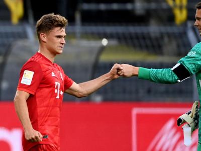 Münchens Matchwinner Joshua Kimmich (l) begrüßt Torwart Manuel Neuer. Matchwinner