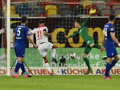 Düsseldorfs Kenan Karaman (2.v.l.) drehte mit seinem Tor die Partie gegen Schalke. Spiel gedreht