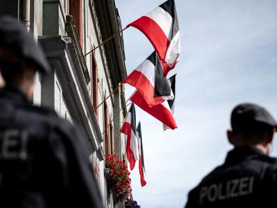 Reichsfahnen an den Fenstern von Rechstsextremisten bewohnter Häuser in Dortmund. Rechtsextremismus