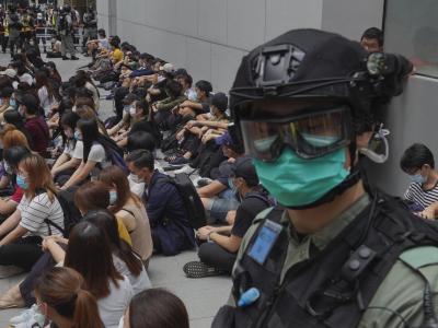 Von Bereitschaftspolizisten festgehaltene regierungskritische Demonstranten im Zentrum von Hongkong. Hongkong