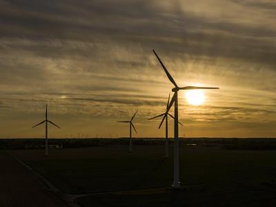 Windräder am Abend bei Werneuchen. Den Verbrauchern in Deutschland droht im kommenden Jahr ein kräftiger Anstieg ihrer Stromkosten. Verbrauchern droht höherer Strompreis