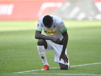Mönchengladbachs Marcus Thuram kniet nach seinem ersten Treffer der Partie auf dem Rasen. Kniefall