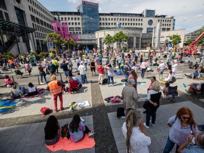 Einige hundert Menschen nehmen an der Demonstration der Initiative «Querdenken 711» in Suttgart teil. Protest in Stuttgart