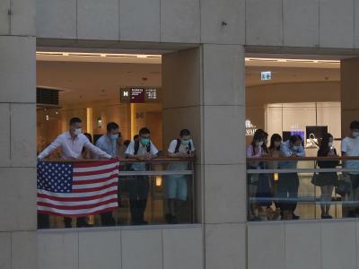 Demonstranten in einem Hongkonger Einkaufszentrum zeigen eine US-Flagge. Proteste in Honkong