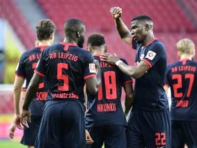Leipzigs Spieler bejubeln das Tor zum zwischenzeitlichen 2:1 durch Christopher Nkunku (M). 1. FC Köln - RB Leipzig