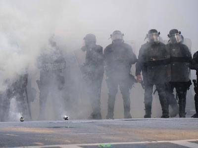 Polizisten während eines Protests in Atlanta inmitten einer Tränengaswolke. Atlanta