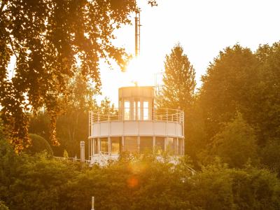 Die Wetterwarte des Deutschen Wetterdienstes in Lingen im Sonnenlicht. Lingen
