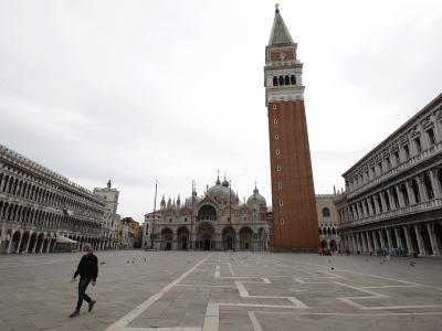 Noch ist der Markusplatz in Venedig menschenleer. Markusplatz