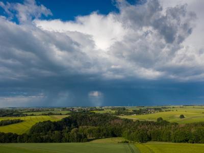 Das schöne Sommerwetter muss weichen: Eine Regenfront zieht über das Land. Unwetterfront