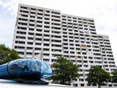 Ein Einsatzfahrzeug der Polizei steht vor dem Iduna-Zentrum in Göttingen, wo viele der Betroffenen leben. Iduna-Zentrum in Göttingen