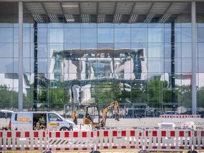Das Bundeskanzleramt im Berliner Regierungsviertel spiegelt sich in der Fassade des Paul-Löbe-Hauses des Bundestags. Koalitionsausschuss tagt im Kanzleramt