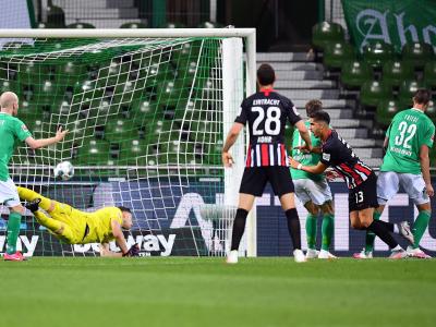 André Silva (2.v.r.) erzielte das 1:0 für Frankfurt. Werder Bremen - Eintracht Frankfurt