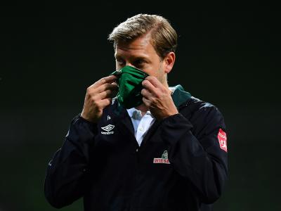 Werder-Trainer Florian Kohfeldt geht nach dem Spiel mit Maske vom Platz. Florian Kohfeldt