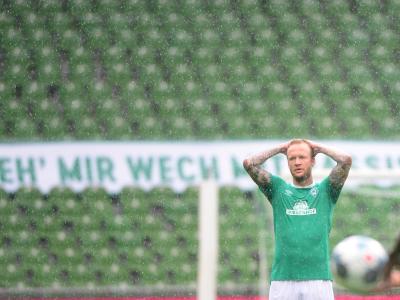 Philipp Bargfrede von Werder Bremen nach der Niederlage gegen den VfL Wolfsburg. Bundesliga