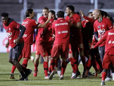 Leverkusens Mannschaft feiert nach dem Sieg über den FC Saarbrücken den Einzug ins Pokalfinale. Freudentanz
