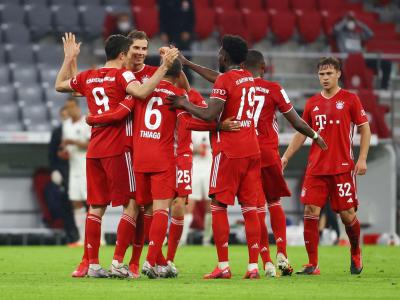 Robert Lewandowski (l) feiert mit seinen Mannschaftskollegen sein Tor zum 2:1-Sieg gegen Eintracht Frankfurt. Im Finale!