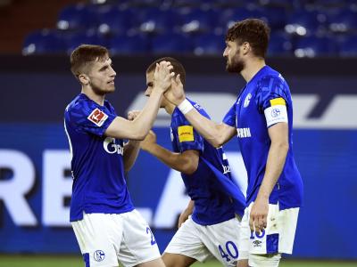 Daniel Caligiuri (r) bejubelt sein Tor zum 1:0 für Schalke mit Jonjoe Kenny. Führung