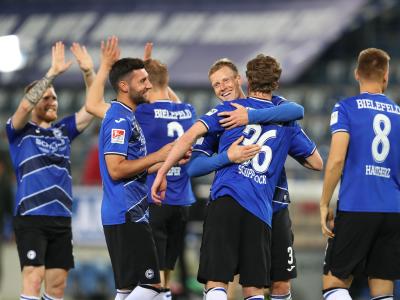 Brian Behrendt (2.vr) von Arminia Bielefeld feiert mit Sven Schipplock und weiteren Mitspielern den Sieg. Jubel
