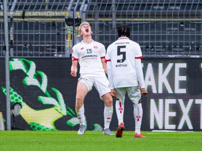 Der Mainzer Torschütze Jonathan Burkardt (l) feiert seinen Treffer mit Jean-Paul Boetius. Überraschungserfolg