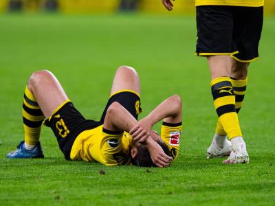 BVB-Spieler Raphael Guerreiro liegt auf dem Rasen. BVB-Frust