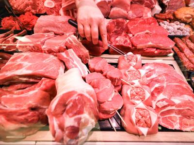 Fleischtheke im Supermarkt
