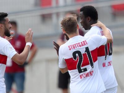 Der Stuttgarter Silas Wamangituka (r) jubelt mit Nicolas Gonzalez (l) und Philipp Klement über seinen Treffer zum 1:0. 1. FC Nürnberg - VfB Stuttgart