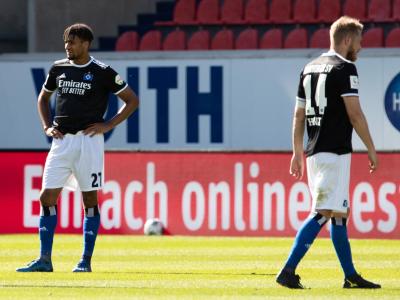Hamburgs Josha Vagnoman (l) und Aaron Hunt wirken nach der Last-Minute-Niederlage geschockt. Last-Minute-Schock