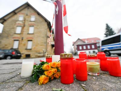 Blumen und Kerzen vor dem Tatort in Rot am See. Tödliche Schüsse in Rot am See