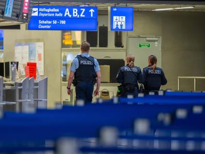 Polizisten am Frankfurter Flughafen. Einreiseverbot für Nicht-EU-Bürger
