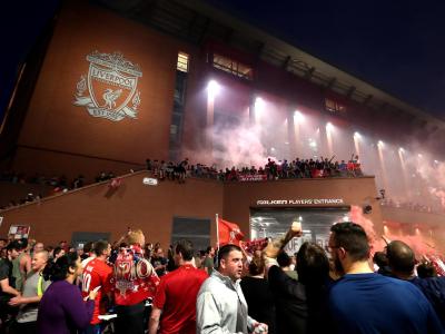Nach dem Gewinn der Meisterschaft strömten die Fans des FC Liverpool zum Stadion an der Anfield Road. Liverpool ist Meister