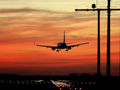 EU-Einreisebeschränkungen sollen für viele Länder bestehen bleiben. Flugzeug