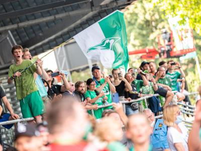 Werder Bremen Fans freuen sich: Nach dem Sieg ihrer Mannschaft über den FC Köln liegt der Aufstieg wieder in den eigenen Händen. Werder-Wunder
