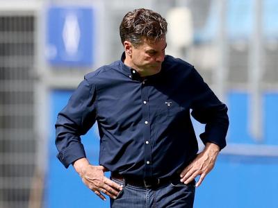 Nach der blamablen Vorstellung seiner Spieler schaut HSV-Trainer Dieter Hecking zu Boden. HSV-Trainer