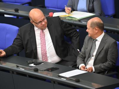 Finanzminister Olaf Scholz und Wirtschaftsminister Peter Altmaier bei der Sondersitzung des Bundestags. Konjunkturpaket im Bundestag