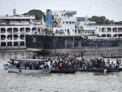 Suche nach Überlebenden im Fluss Buriganga. Schiffsunglück in Bangladesch