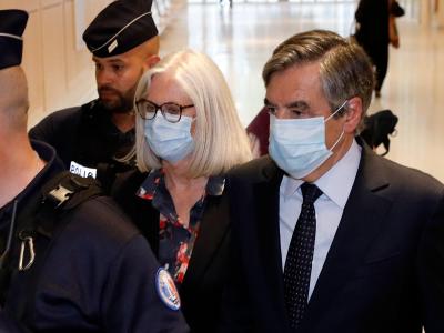Francois Fillon (r), ehemaliger Premierminister von Frankreich, und seine Frau Penelope Fillon (2.v.r) beim Verlassen des Gerichtsgebäudes. Frankreichs Ex-Premier Fillon zu Haftstrafe verurteilt