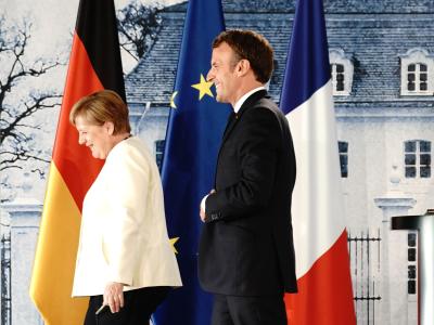 Angela Merkel und Emmanuel Macron verlassen die Pressekonferenz nach ihrem Treffen im Schloss Meseberg. Merkel und Macron