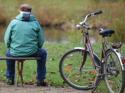 Nach jahrelangen Rentensteigerungen könnte die übliche Erhöhung der Altersbezüge im kommenden Jahr im Westen Deutschlands ausfallen. Älterer Mann