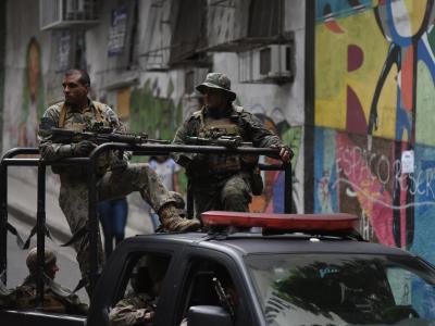Sicherheitskräfte patrouillieren in der favela Babilonia. In keinem anderen Land der Welt kommen so viele Menschen bei Polizei-Einsätzen ums Leben wie in Brasilien. Polizeigewalt in Brasilien