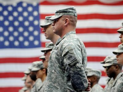 US-Soldaten stehen nach ihrer Ankunft auf der US-Airbase in Wiesbaden-Erbenheim. US-Soldaten