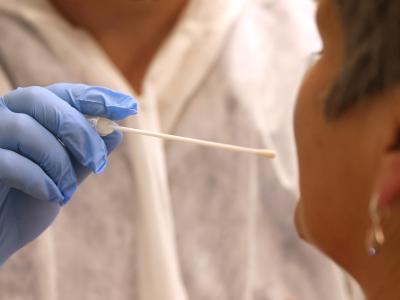 Ein Arzt nimmt in einer Hausarztpraxis einen Abstrich für einen Coronatest. Abstrich für Coronatest