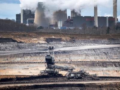 Der Tagebau Inden und das RWE-Braunkohlekraftwerk Weisweiler im Rheinland. Braunkohle