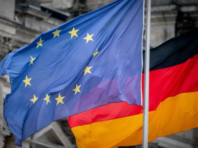 Die Deutschland- und die Europaflagge vor dem Reichstagsgebäude. Deutschland übernimmt ab heute für ein halbes Jahr die EU-Ratspräsidentschaft. Flaggen