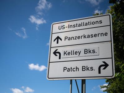 Ein Hinweisschild zu mehreren US-Stützpunkten im Großraum Stuttgart. Hinweisschild