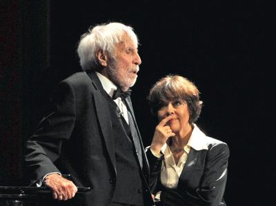 Der Entertainer Johannes Heesters und seine Frau Simone Rethel-Heesters stehen am 31.10.2011 während der Gala zum 50-jährigen Bestehen der Kleinen Komödie im Bayerischen Hof in München auf der Bühne. Foto: Ursula Düren/Archiv Heesters im Bayerischen Hof
