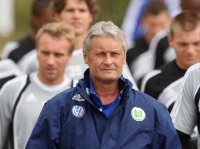 Trainer Armin Veh geht mit der Mannschaft des VfL zum Training. Titelverteidiger