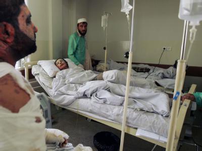 Bei der Bombardierung von zwei Tanklastwagen waren nach NATO-Angaben bis zu 142 Menschen getötet und verletzt worden, darunter 30 bis 40 Zivilisten. Verletzte in Kabuler Krankenhaus