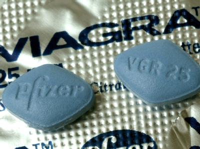 Zwei Tabletten Viagra liegen auf der Medikamentenverpackung. Foto: Uli Deck / Archiv Viagra